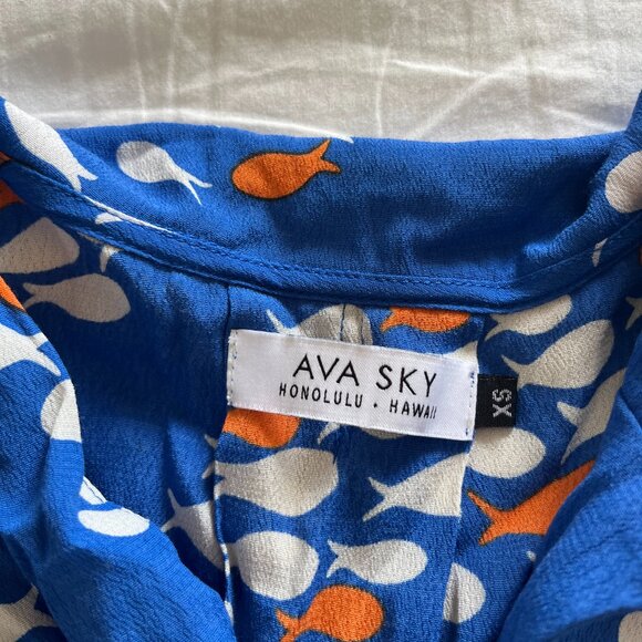 Ava Sky Fighting Eel Fish Top - Picture 2 of 3